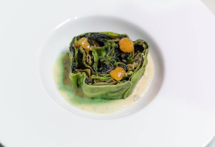 Mille sfoglie croccante di cavolo nero, fonduta di zafferano, besciamella di sedano rapa, composta di clementine piccanti