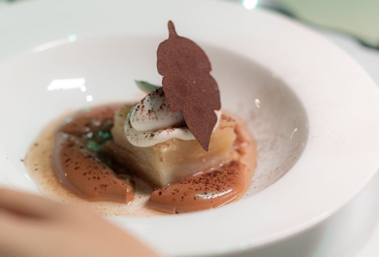 Sfoglia di pere e cioccolato con gelato di ricotta di bufala in salvietta