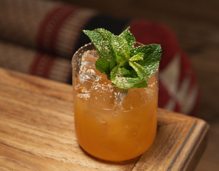 Il Thai Punch è uno dei drink presentati durante l'anteprima a base di Shakara rum, acqua di cocco e peperoni, semi di coriandolo e lime.