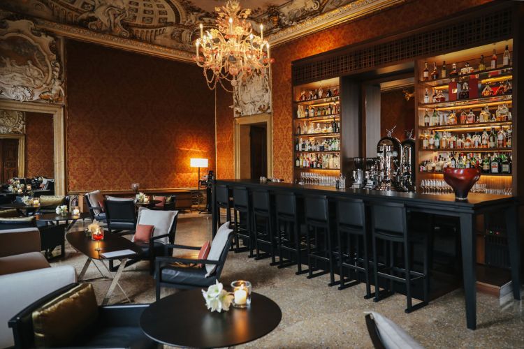 Collocato al primo piano del palazzo nobiliare, che ospita l'Aman Venice, The Bar è diretto da Antonio Ferrara. L'attuale drink list è un omaggio al palazzo stesso e, in particolare, ai sei saloni che hanno ispirato altrettante ricette inedite di cocktail.