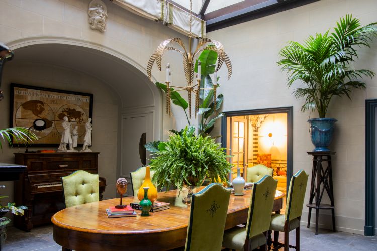Lo stile e gli arredi dell'hotel riflettono la cura per l'arte e l'artigianato, la stessa che hanno ispirato Meli e la famiglia Babini a creare The Place of Wonders, la Fondazione che sostiene progetti culturali e creativi che valorizzano i saperi, le tradizioni e le nuove generazioni di talenti