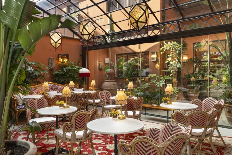 The James Restaurant è uno spazio elegante, ispirato alla cultura mediterranea legato alla tradizione toscana. Executive chef è Giuseppe Di Iorio, chef resident Axel Caldani
