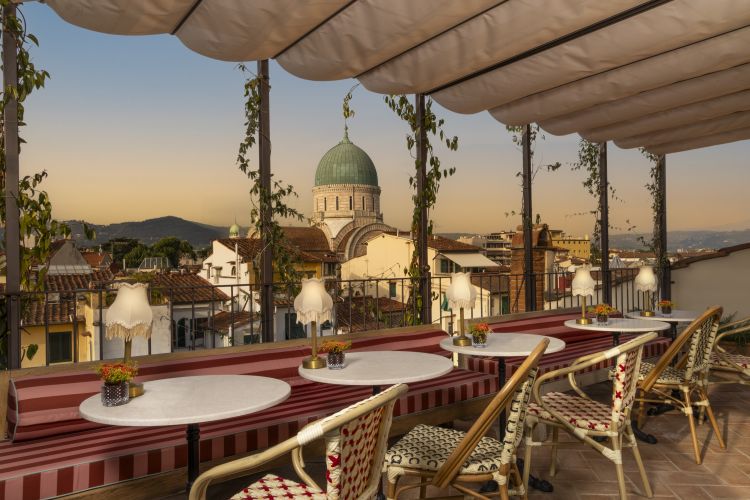 Dall'incantevole terrazza panoramica dell'hotel, nel cuore del quartiere di Sant’Ambrogio, si ammirano le meraviglie artistiche e culturali della città
