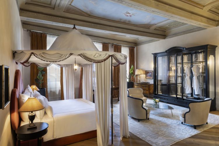 Affreschi originali, arredi d’epoca e dettagli d’autore. La JC Suite è l’anima iconica diTHE JAMES Suite Hotel Firenze 1564, tra eganza senza tempo, intimità e maestosità
