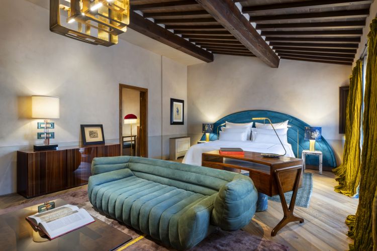 The Chaplin Suite, una delle Signature. Tutte incarnano la visione più raffinata dell’hotel: ambienti esclusivi dove stile e design si fondono in un equilibrio perfetto tra passato e presente

