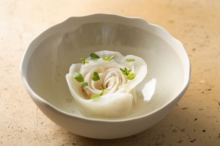 Rosa di branzino, ravanello giapponese, agrumi, vinaigrette al miele. Foto Matteo Carassale