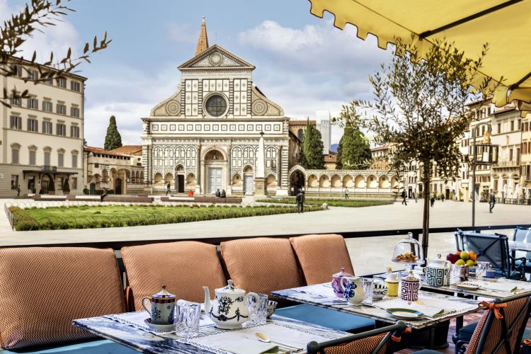 Sulla terrazza The Kitchen & The Bar è il Luogo di incontro e convivialità nel cuore di Firenze, aperto tutto il giorno e tutti i giorni, offre piatti di cucina sinceri e genuini con i migliori ingredienti di produttori rigorosamente toscani e artigianali