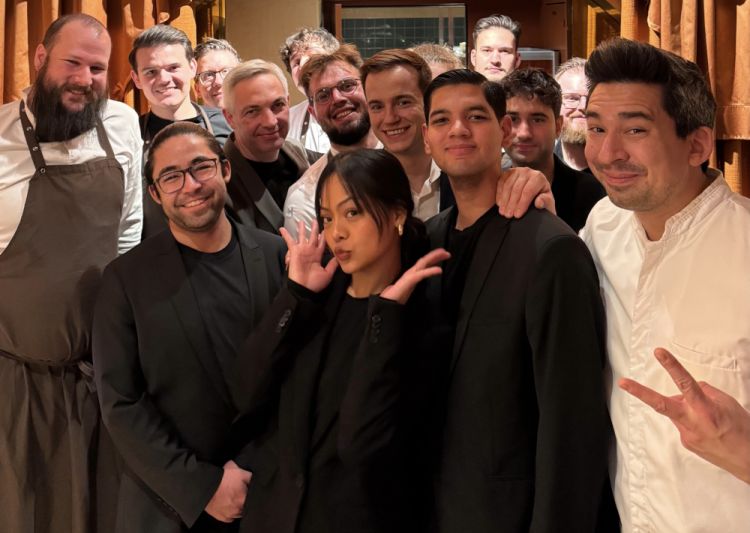 Nakamura con la squadra al completo del suo ristorante
