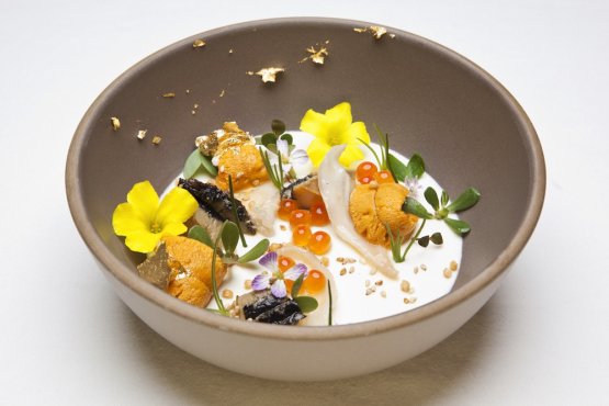 Abalone, geoduck, ricci di mare e panna cotta con crème fraîche affumicata di Michael Cimarusti