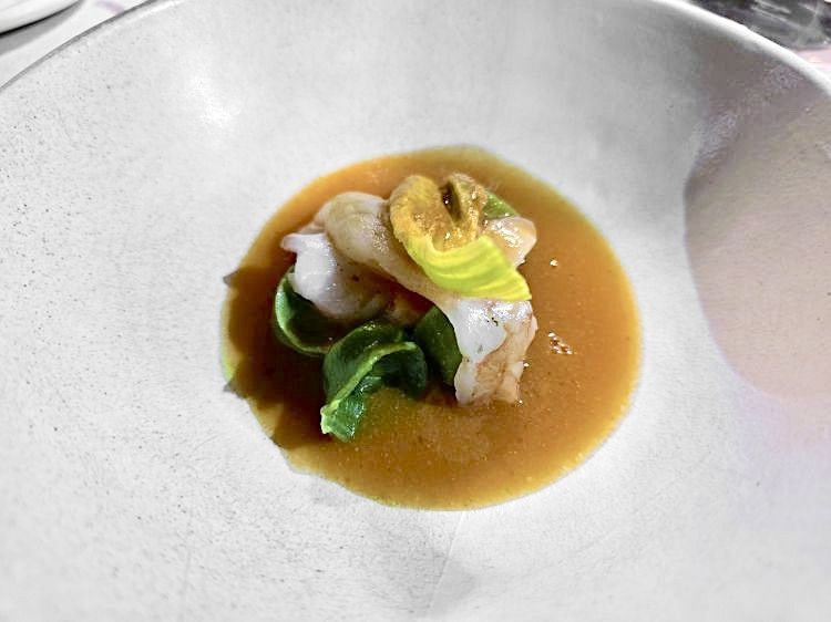 The White Lotus, raviolo ripieno di tenerumi in brodetto di crostacei di Pietro D'Agostino a La Capinera (foto Mariella Caruso)
