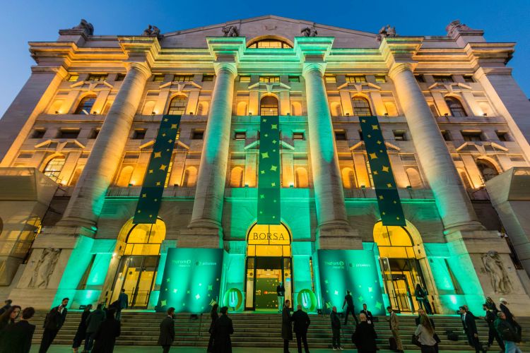 Palazzo Mezzanotte illuminato a festa per TheFork Awards con Mastercard
