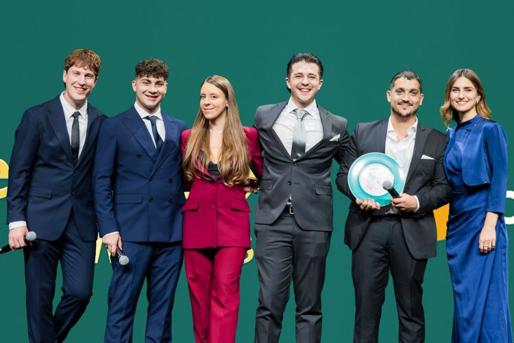 Il Creators’ Choice Award, assegnato dalla giuria firmata RealBites e composta da Alex Campisi, Antonio La Cava, Marco Meschini, Samanta Puleo ed Elena Spisni, è stato attribuito a Ippolito, chef Andrea Alberghetti e Marco Fedeli (Fiumicino, Roma), nominato da Anthony Genovese, Pier Daniele Seu, Domenico Stile e Daniele Usai
