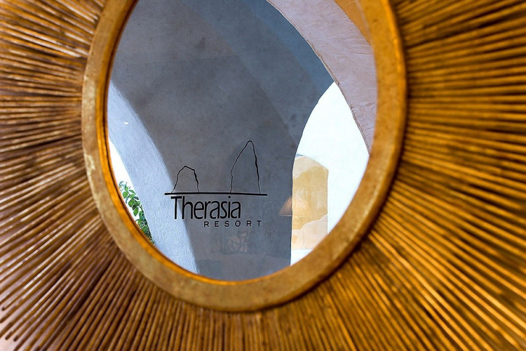 Immagini del Therasia Resort, splendida struttura a Vulcano, con vista su Lipari
