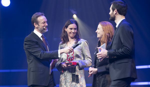 Un momento della premiazione: Camilla Lunelli, a sinistra, tra Thomas Giertsen, Tina Kragh Vildgaard e Gwendal Poullennec
