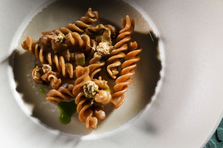 Fusillo con bisque di crostacei, grasso di vacca galiziana vecchia, limone di mare, trippa di capasanta e fava tonka
