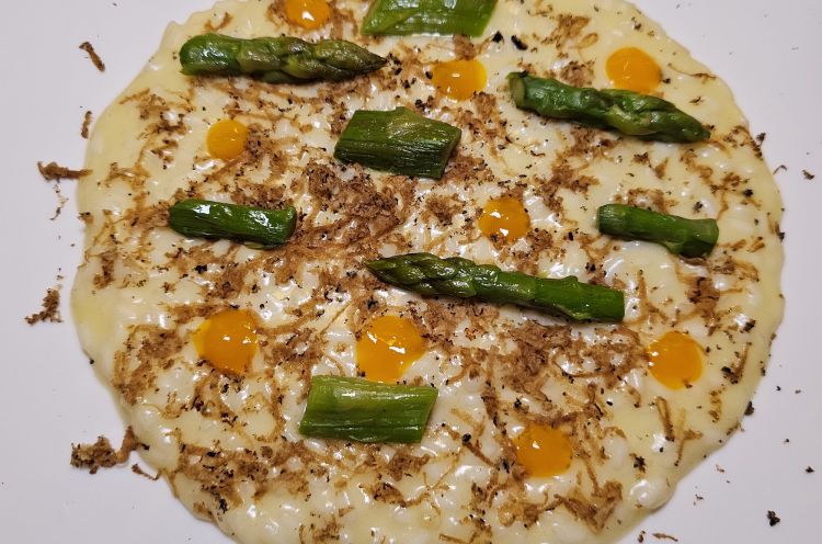 Risotto Selezione Acquerello, tartufo nero, asparagi e tuorlo
