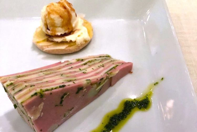 Tigella di gelato di parmigiano all’aceto balsamico tradizionale affinato (2001) e Millefoglie di tosone, mortadella Opera e pesto d’erbe (2014). Ogni portata in menu indica orgogliosamente l’anno in cui è entrata in carta
