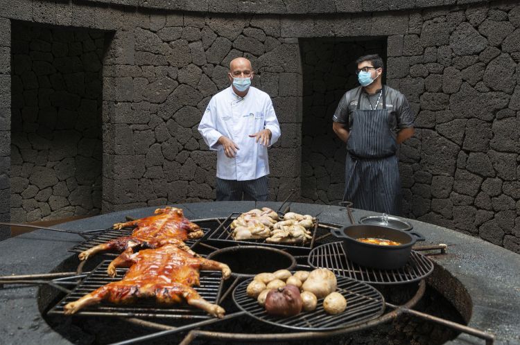 Cottura sopra un "cratere" al calore del magma del vulcano a El Diablo, locale appollaiato nel cuore del Parco Nazionale di Timanfaya, sulle Montañas del Fuego
