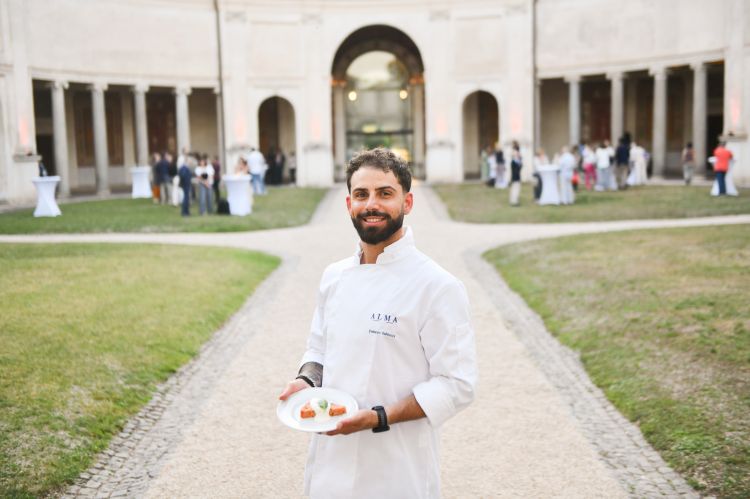 Lo chef Federico Salvucci, ALMA ambassador e anima del ristorante Fase, con il Timballo di riso al pomodoro affumicato