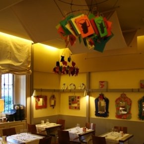 Il locale di Patrizia Maraviglia viene periodicamente arricchito dalle mostre di vari artisti