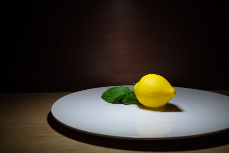 Limone: mousse di limone fermentato e yogurt, gel di limone fermentato, zest di limone sciroppato, finger lime, menta
