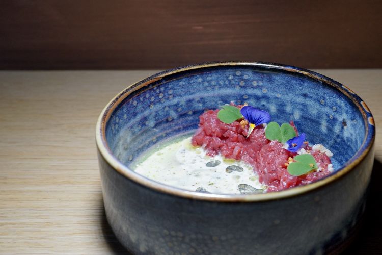 Tartare di manzo della Val Pusteria, cous cous di cavolfiore, pinoli, salsa di cavolfiore fermentato e olio di abete. Delizioso
