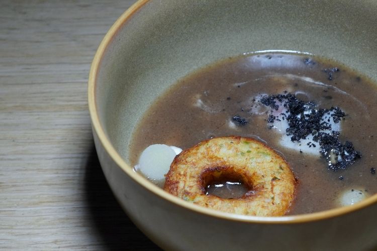 Zuppa di farina bruciata, anguilla, donuts di patate. «Un piatto che s'ispira a una ricetta che mi preparava sempre mia nonna, in Valle Aurina»
