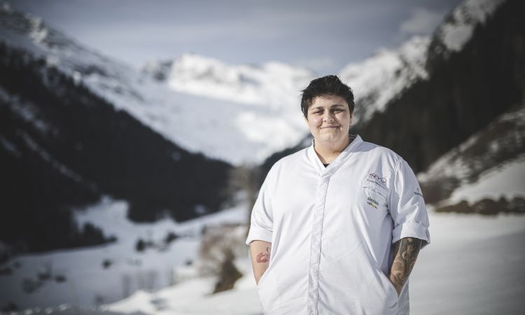 La chef altotesina Tina Marcelli, al timone di una brigata di cucina di sole donne