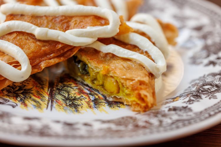 I samosa in uno scatto di Andrea Di Lorenzo - street food godurioso e sfizioso, un vero must da Tinello
