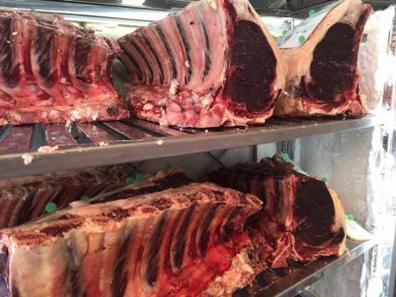 La vetrinetta della macelleria Ballardini a Tione nella quale le costate vengono frollate per 60 giorni grazie anche a placche di sale fissate sulle pareti