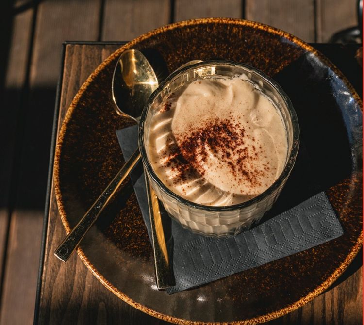 Nelle proposte del Matto Napoletano non poteva mancare il Tiramisù, proposto artigianalmente nella versione classica o al pistacchio