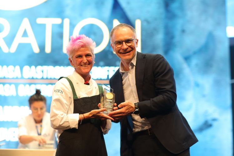 La Bowerman premiata da Boris Minialai, ceo di Metro Türkiye, tra gli sponsor di Gastromasa
