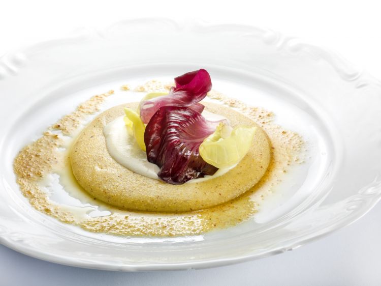 Toç in braide in una delle versioni stagionali di Alessandro Gavagna al ristorante Al Cacciatore de La Subida di Cormons (Gorizia). Spiega Gavagna: «Era la merenda delle nove del mattino di chi era già stanco di falciare, ma aveva ancora una giornata di lavoro davanti a sé. Si tratta di una polentina morbida fatta con latte e formaggi fusi. Noi lo proponiamo a seconda della stagione: in estate e inverno con una fettina di torchon di foie gras o con petali di Rosa di Gorizia, un pregiato radicchio rosso che però non è reperibile ovunque. In primavera con punte di asparagi oppure con una frittura di capretto, in autunno con funghi trifolati o fette sottili di tartufo bianco. Il tocco finale di questo piatto è la spolverata di granturco rosolato. Provare per credere»