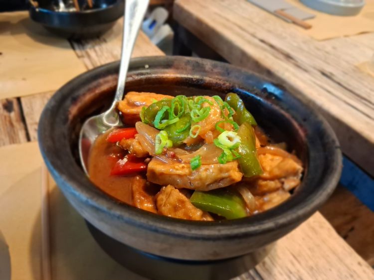 Tofu casereccio stufato con peperoni e zenzero

