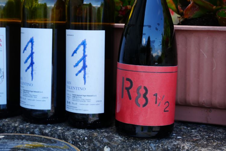 Tra i vini Togni Rebaioli, anche uno dedicato al ristorante di Umberto Bombana: etichetta R81/2, è un rosso da selezione di vecchie vigne, fermentazione spontanea in legno a bacca intera, macerazione di 6 mesi

