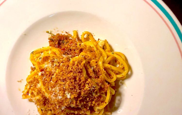 Tonnarello con pestato di pomodori secchi profumato all’aglio e basilico fresco, caciocavallo, muddica atturrata e scorza di limone
