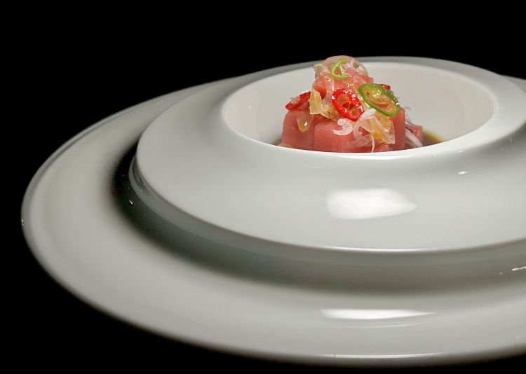 Tonno Agorà: tonno rosso, salsa di soia, cipolla di Tropea e peperoncino calabrese. Ormai un superclassico