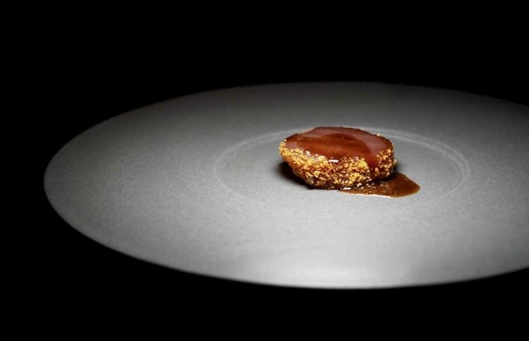 Tonno rosso e polline: tonno rosso, polline dell’Appennino, fondo di vitello al katsuobushi. La texture del tonno è fantastica, l'assaggio raffinato, magari si può osare di più col polline