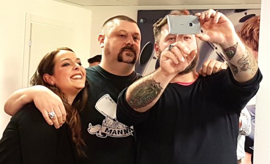 Tre volti e tre sorrisi per un selfie prima di iniziare la finale di Top Chef Italia. Da sinistra verso destra Maria Anedda, terza classificata, il vincitore Matteo Fronduti e l'altro Matteo finalista, Matteo Torretta, medaglia d'argento