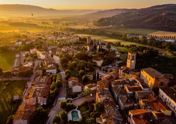 Una veduta dall'alto del borgo di Torgiano
