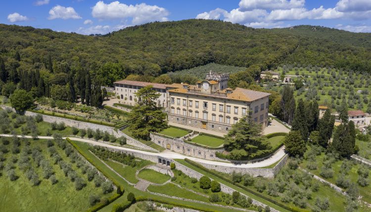 Torre a Cona è un'affascinante tenuta sui Col