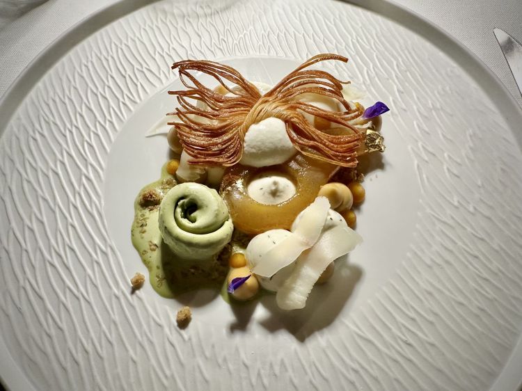 Pera cotta dolcemente con provolone del monaco e gelato alle erbe