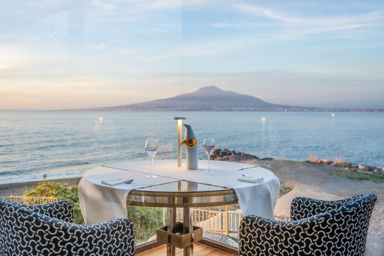 Una vista del Vesuvio, amico silenzioso dei pasti alla Torre del Saracino