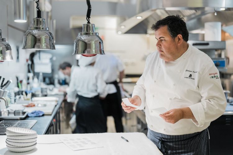 Chef Gennaro Esposito all'opera in cucina