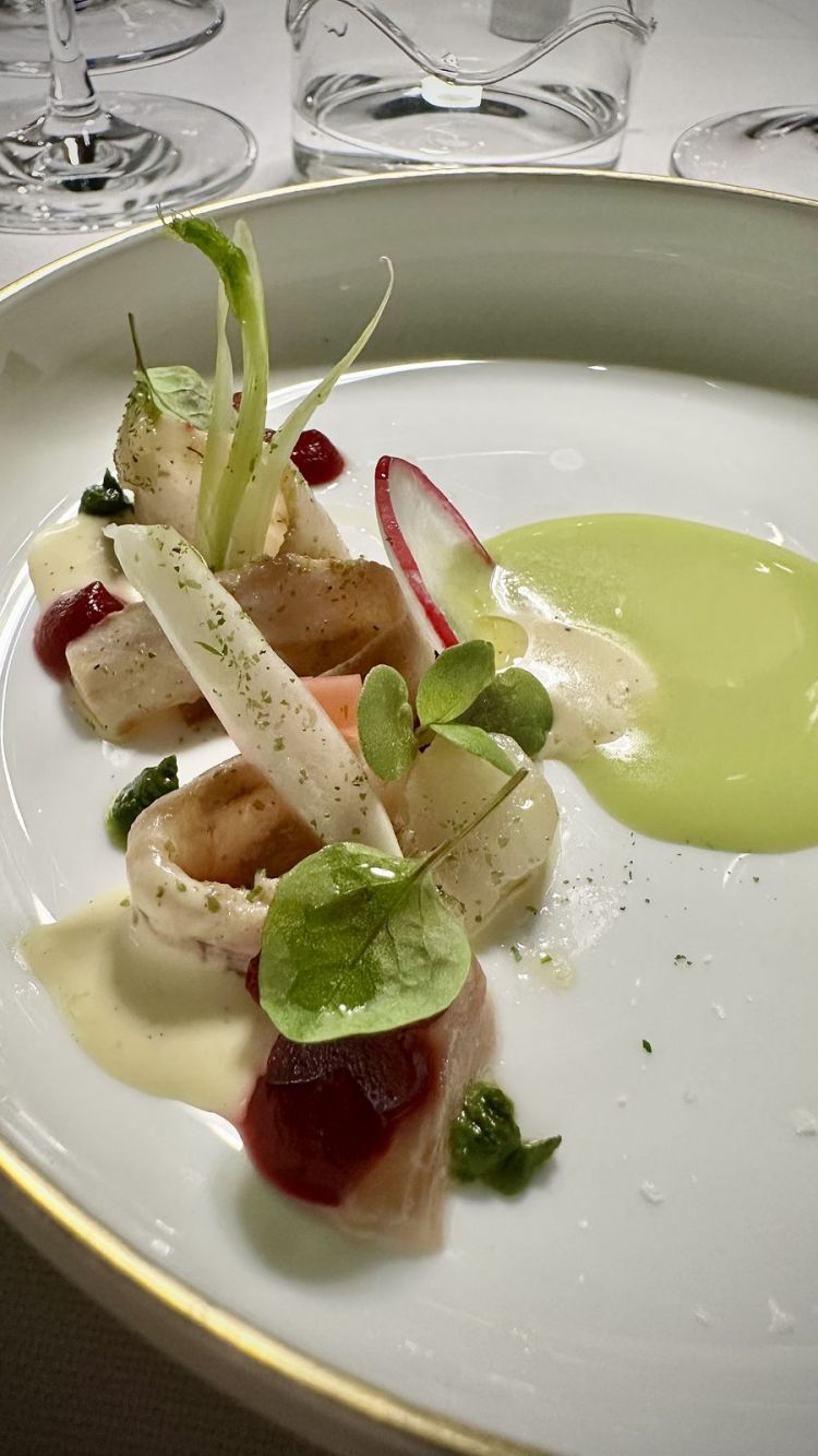 Cefalo cerino arrosto, rape marinate e succo di olive Nocellara