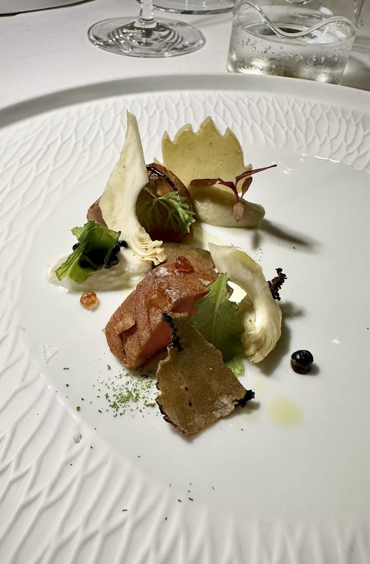 Palamita scottata e leggermente affumicata con carciofi, caprino e tartufo nero