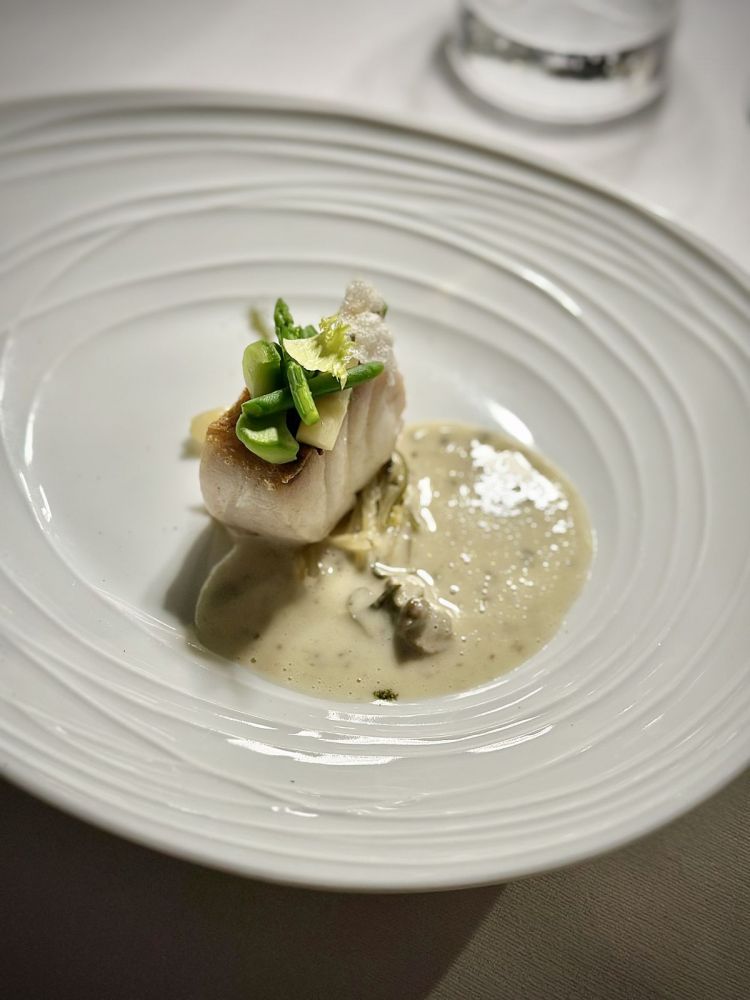 Filetto di pescato del giorno (in questo caso, spigola) con essenza di tutta la sua testa, capperi, limone e salicornia