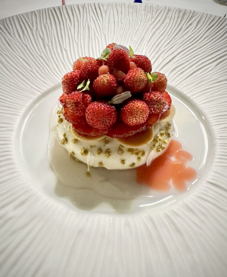 Crema leggera alla camomilla, sorbetto al calamansi, composta di fragole e fragoline, fragoline del monte Faito, acqua di fragola in due consistenze