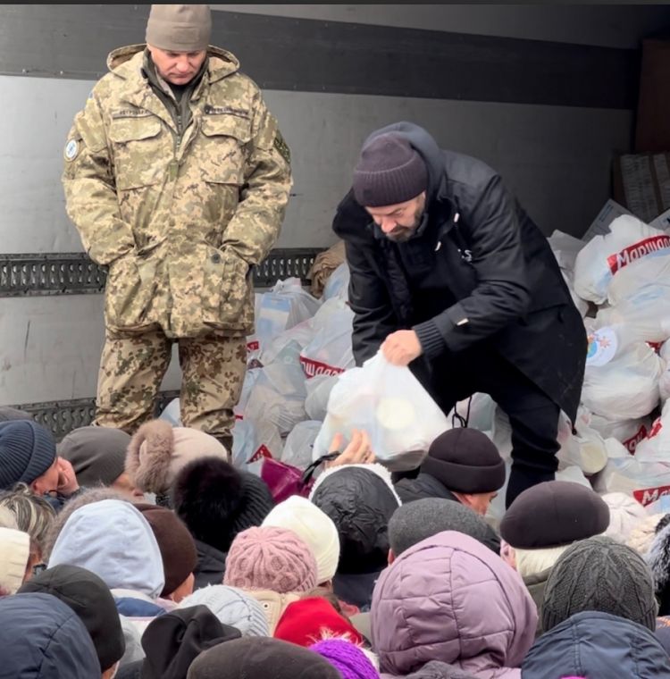 Chef Andrés Torres, grazie a una ambulanza, ha portato viveri alla popolazione di Bila Tserkva nella Ukraina in guerra
