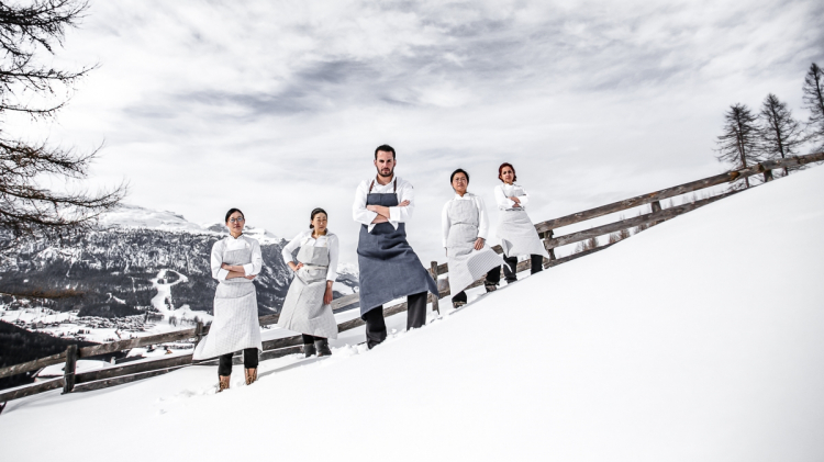 Andrea Tortora con la squadra che dirige nella cucina dell'Hotel Rosa Alpina
